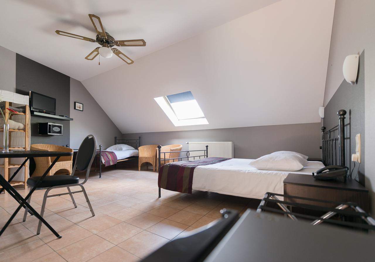 Auberge De La Lesse Celles  Ngoại thất bức ảnh